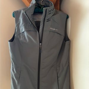 Eddie Bauer women’s lightweight vest, green